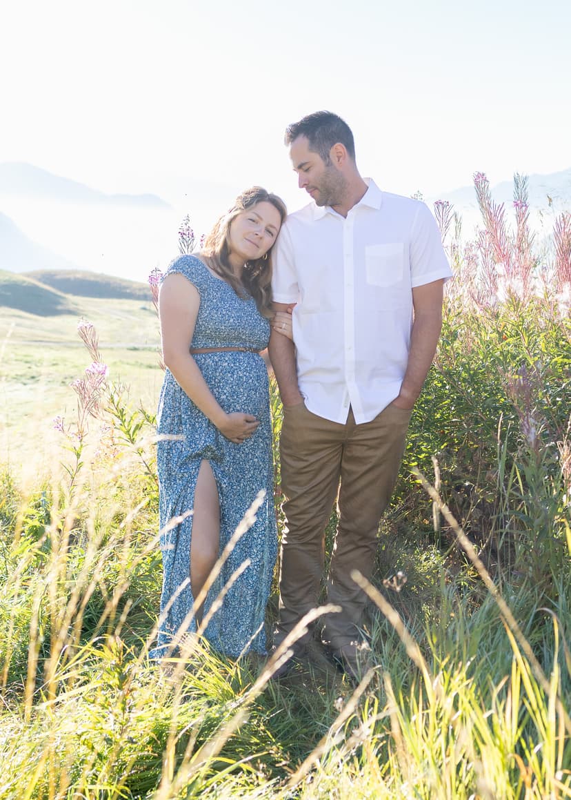 maternity photo in field