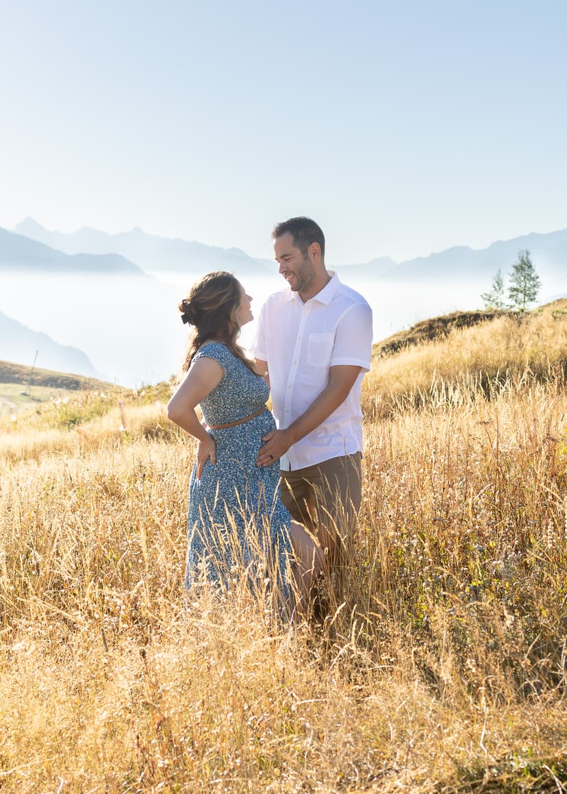 maternity photo in field